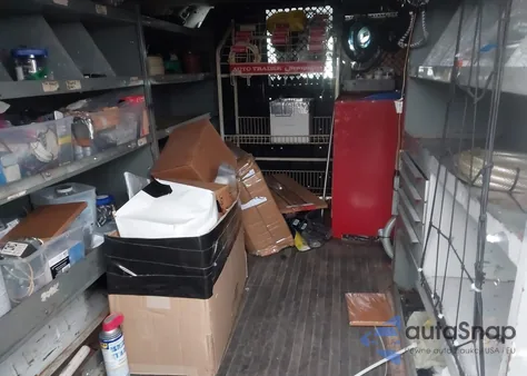 1997 Ford E-250 Standard z USA, uszkodzony, nr VIN 1FTFE24L3VHB69689